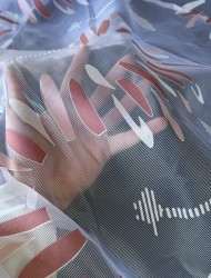 Прозрачно бяло тънко перде с десени в крем и бордо
